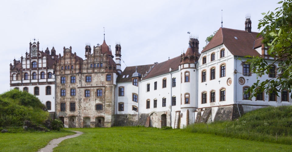 schloss basedow mecklenburgische schweiz
