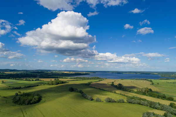 grüne Wiese , wolken und See