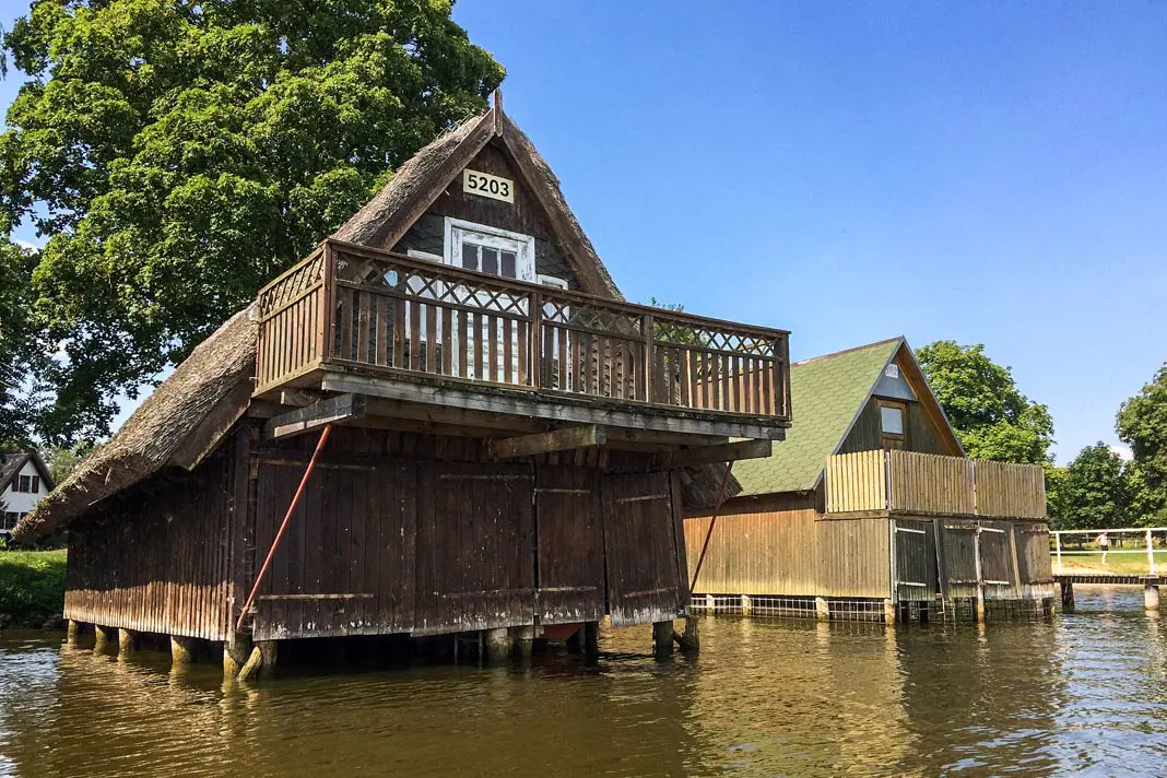 ein Boothaus am Wasser