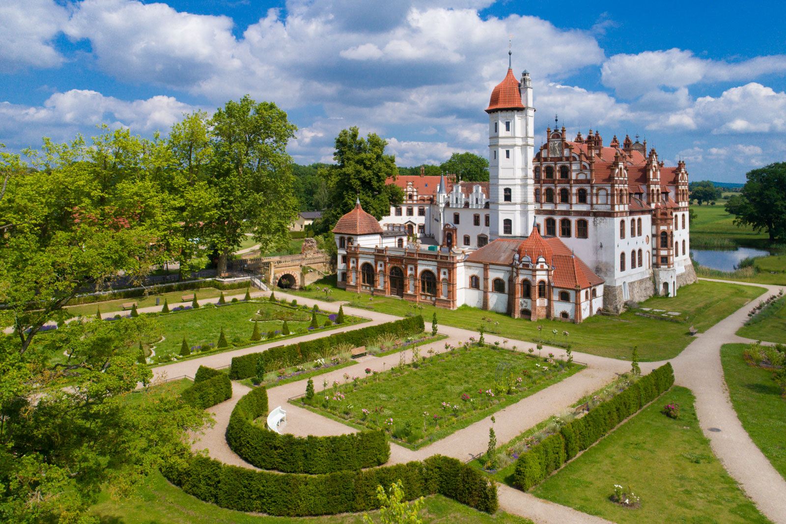 treich schloss und gruene wiese